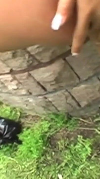 Morena caliente chupa la polla de un camionero en un estacionamiento haciéndolo correrse