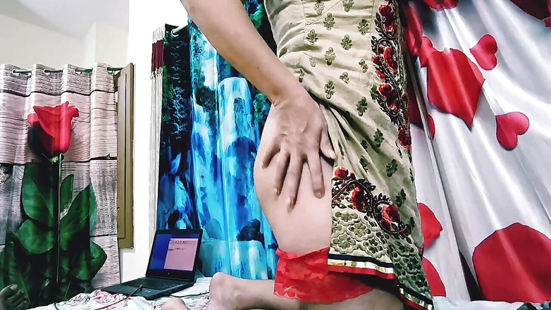 Bolly Karma: Slampig milf rör sig hennes trosor tar ut fitta