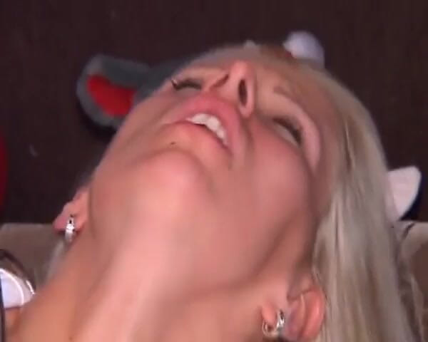 Enjoy German porn: El paciente mayor se folla a la seductora rubia enfermera...