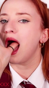 Het 19 år gammal rödhårig vill att du ska wank och äta din egen sperma för henne