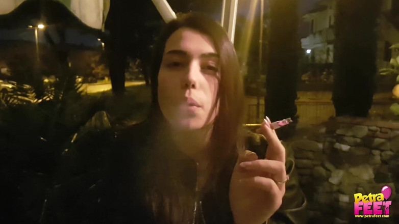 Smokin Fetish: Rökning och fotfetisch utomhus med söt tonåring