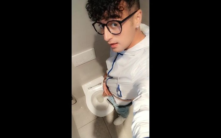 Idmir Sugary: Твинк с толстым необрезаным членом писает в туалете на остановке отдыха