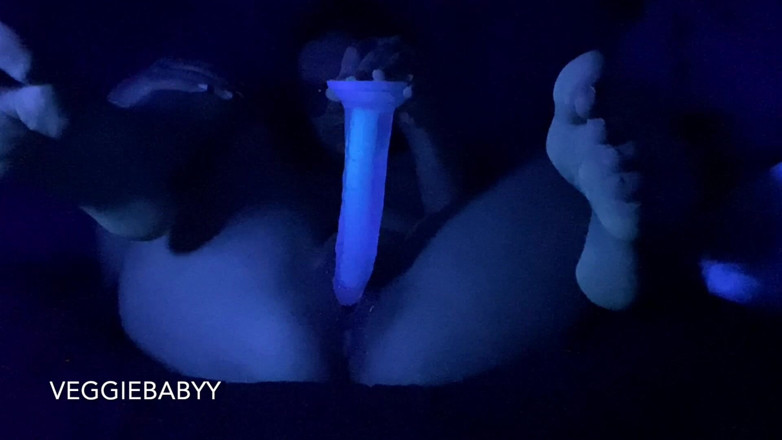 Veggiebabyy: 새로운 딜도 테스트 - Blacklight 정액