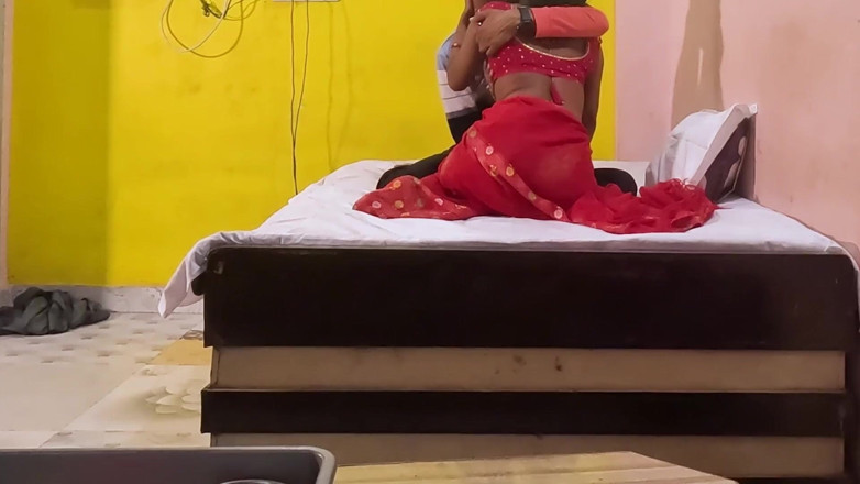 Hot Girls Indian: Quente indiana em um Saari vermelho fodida em estilo diferente