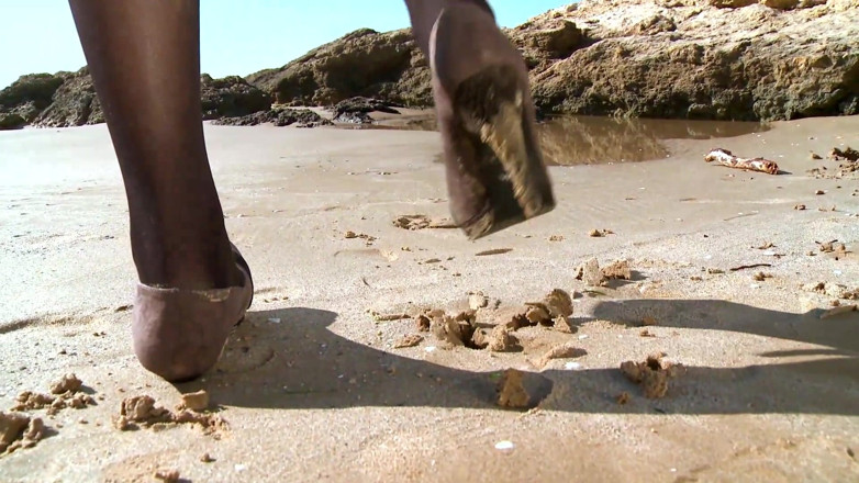 Young Sinner: Jonge brunette geneukt op het strand