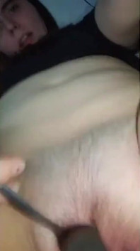Gordinha menina fodendo sua buceta com objetos