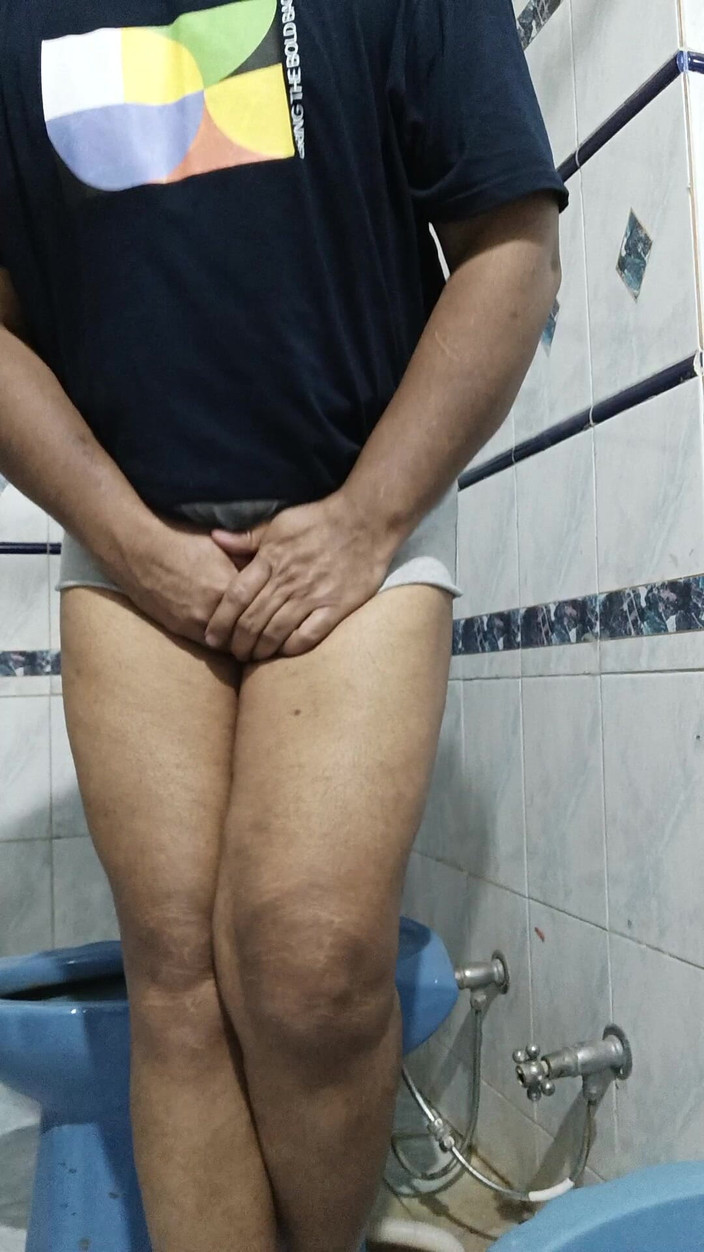 SensualBoy: Mladý chlapec v krátkých šortkách čůrá