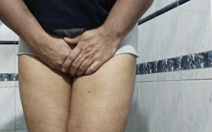 Sissyboy for Girlz: Jovem garoto de shorts curtos fazendo xixi