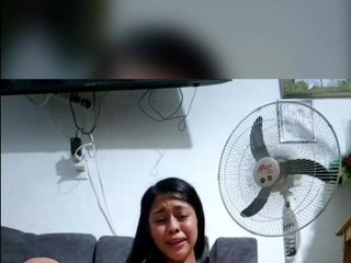Mariano Aly: Ma demi-sœur se masturbe avec ses jouets jusqu’à ce qu’elle...