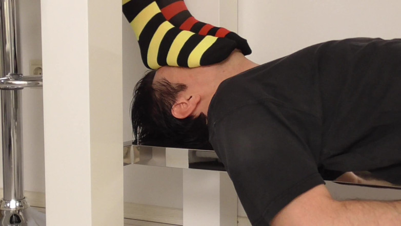 Foot Girls: Teen padrona calocco puzza il footrest!