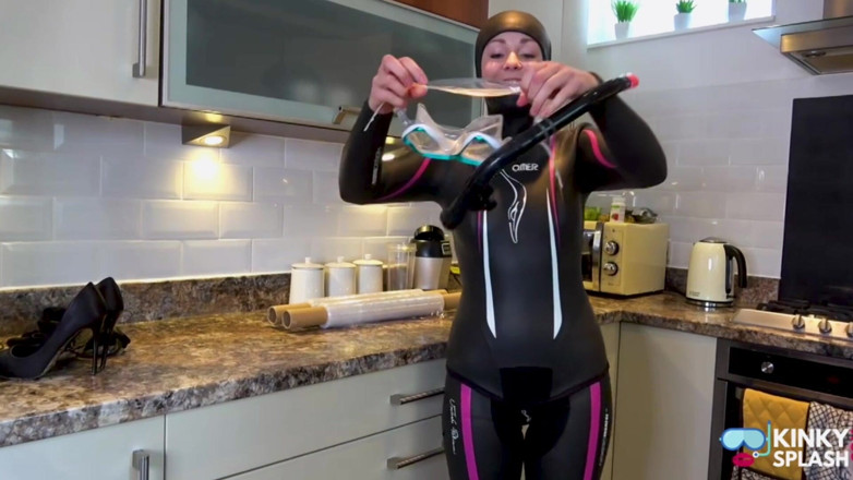 UKCuteGirl Lucy Lauren: Mumificată în costum Umed și Snorkel