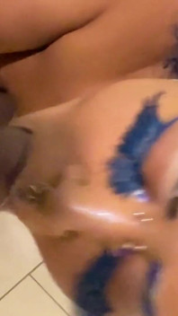 La piccola bleu j viene troiata fuori