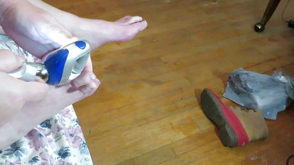 BBW nurse Vicki adventures with friends: "Vicki l'infirmière baise ses ongles avec son outil à œufs Pedi électrique ! Les...