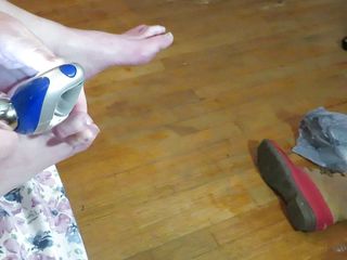 BBW nurse Vicki adventures with friends: Медсестра Вікі шліфує нігті нігтями за допомогою свого електричного інструменту для яєць Педі! Бідні потворні пальці ніг цього дуже погано потребують!