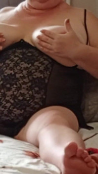 Sousedka s velkým zadkem, chlupatá kunda a obrovská prsa zinscenována sexuální show