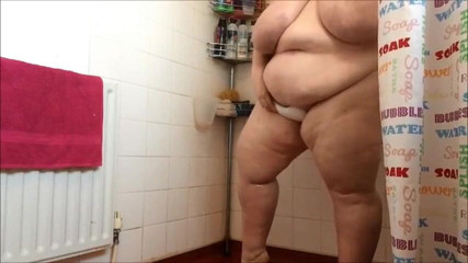 NikNak_BBW: Awek montel bertetek besar mandi