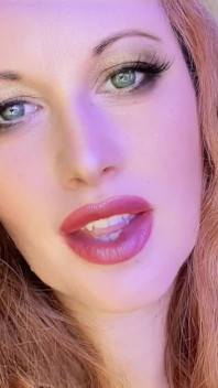 Ruiva milf fala putaria e brinca com seus lábios sensuais e rosto com tesão