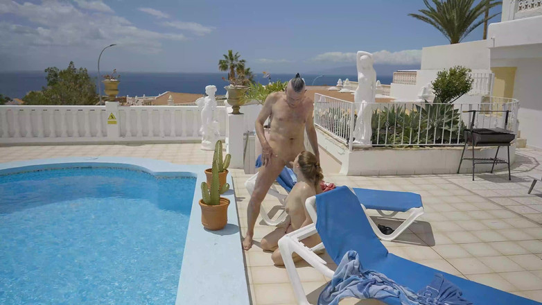 MMV BEST MOVIES AND CLIPS: Kåt MILF på och i poolen vill knulla med en...