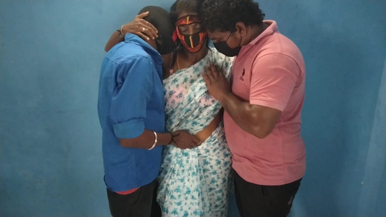 Benita sweety: Tamilischer dreier, heißer sex-schwanz lutscht gleichzeitig video