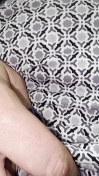 MILF em cativeiro ordenha seus peitos engorgados