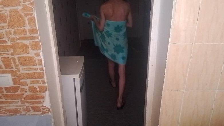 RayKris: Sissy toont haar lichaam na een douche