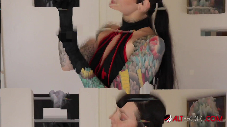 Alt Erotic: Wytatuowana szczupła dziwka Natasha Grey rucha lalkę erotyczną