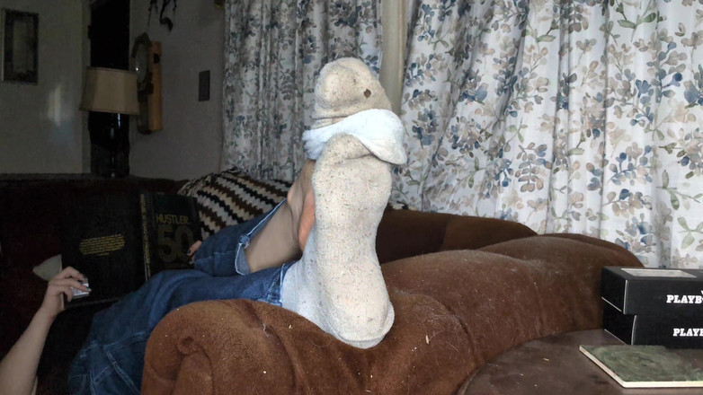 Miss Dimples: Mi raffreddo sul divano del soggiorno con i piedi prostrati