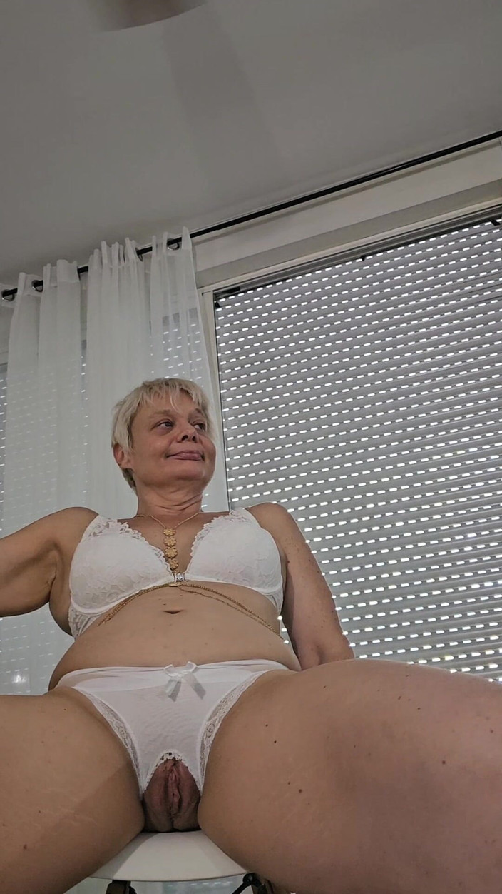 Sofy13: Vingers in poesje en in kont een goede milf slet