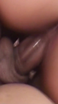 Une trans latine baise une fille avec un préservatif pendant un trio anal