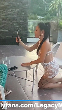 Tow bertiga – tetek besar seksi yang menakjubkan dengan zakar besar berkongkek di luar rumah dengan lelaki bertuah