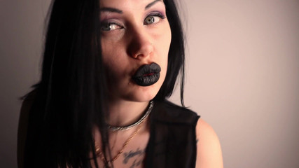 Goddess Misha Goldy: Мои черные губы привлекают ваше внимание!