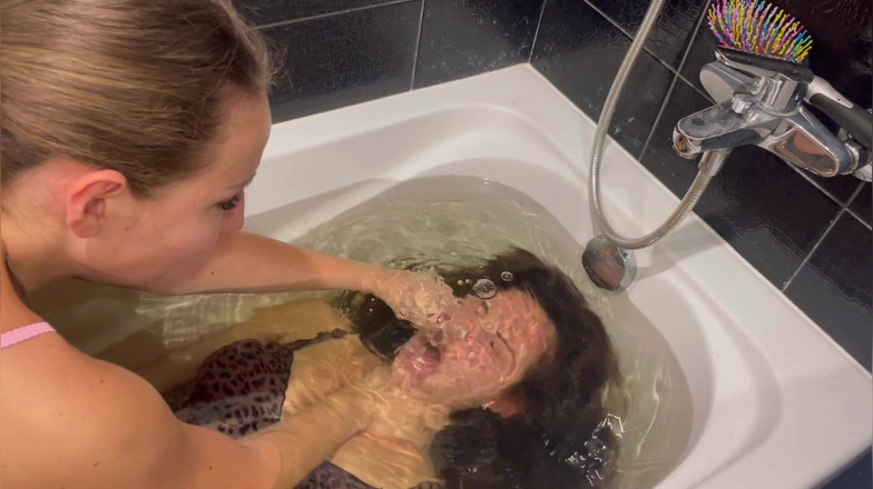 Hottie goddess: Tonące piękno: Trzymane pod wodą, błagając o powietrze