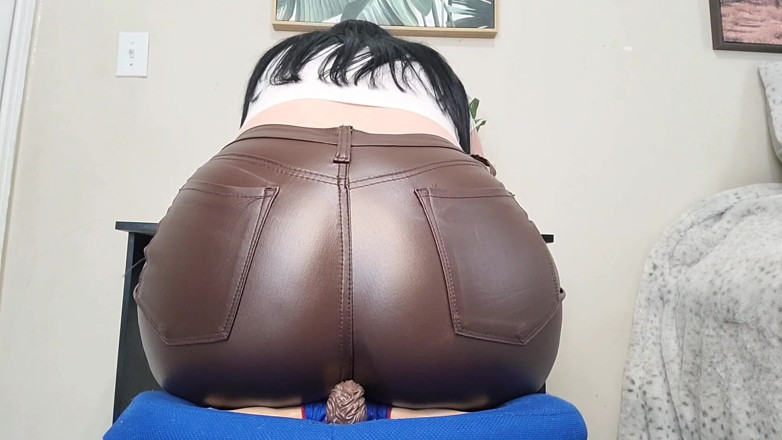 Julia Ryan: Pantaloni di pelle marrone