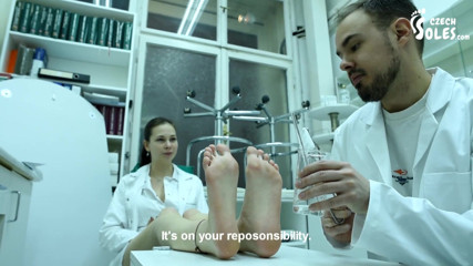 Czech Soles - foot fetish content: Badania laboratoryjne serum anty-zapachowego dla jej naprawdę śmierdzące stopy