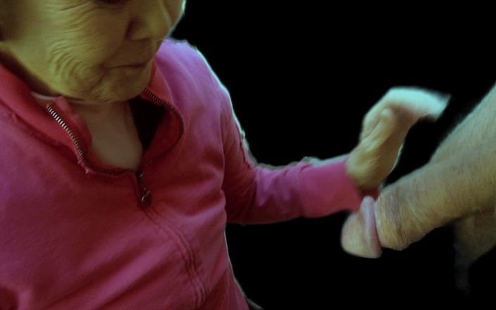 Cock Sucking Granny: アジアのおばあちゃんは白いコックに飢えています