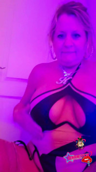 Kat-licious dança sensualmente em pelúcia preta &bronzeada, cinto de liga e hoes de coxa alta