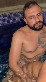 Moteltag mit Pool – Paar, das sich liebt, fickt und lacht