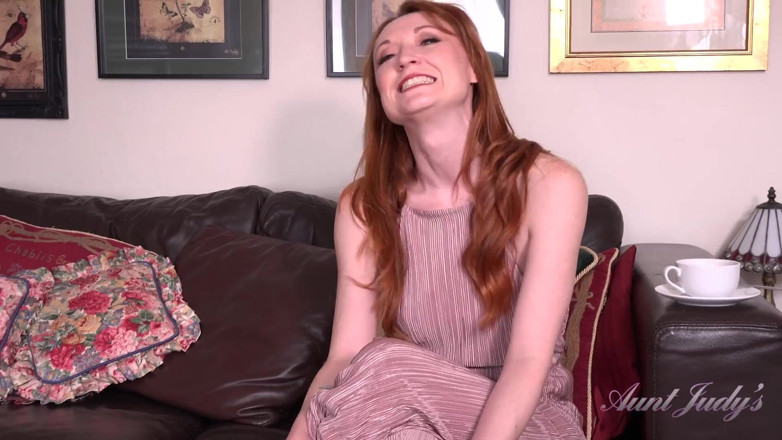 Aunt Judy's: Auntjudys - en stygg intervju med sexig rödhårig MILF Lily