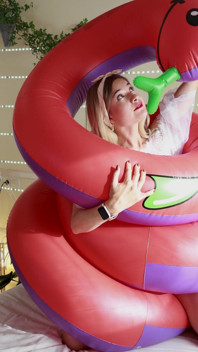 Сексуальная девушка скачет на надувной змее в провокационном нижнем белье