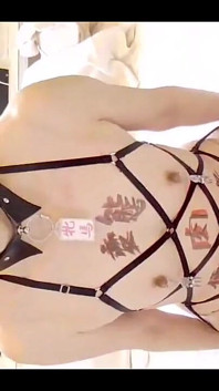 Mayu no777, piercing al capezzolo, graffiti a tutto corpo, urlanti, benda, leccata anale, perline anali, squirting, creampie
