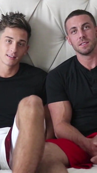 Derek Jones batte il culo di bros del college