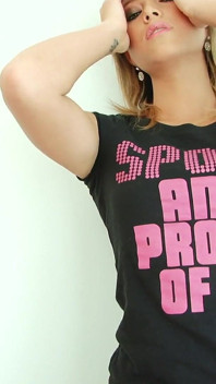 Mladá britská kráska s energickými kozami Natalie Forrest si užívá tření její kundičky se sexuální hračkou