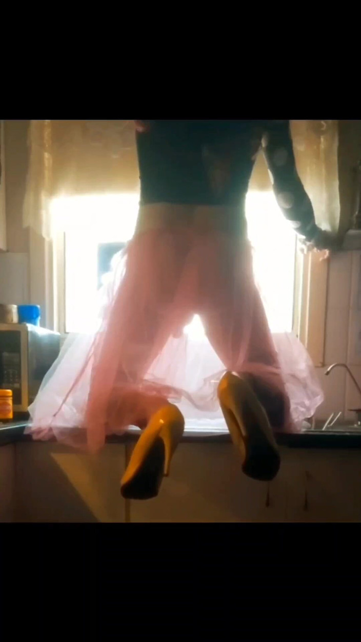 Lizzaali: Des silhouettes dans mon tutu sexy escaladent sur mon banc...