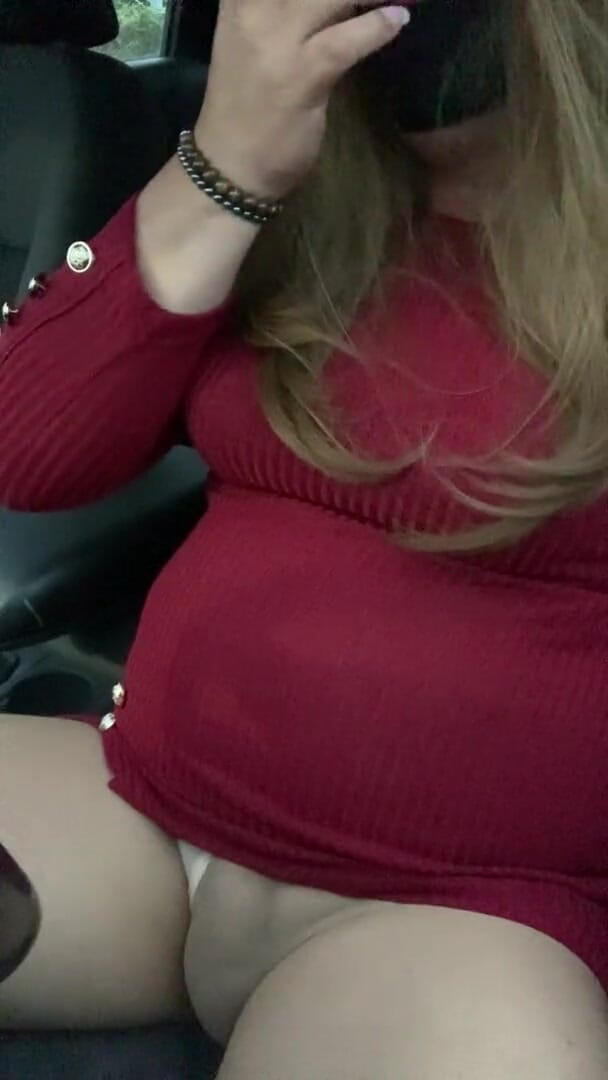 Kelly cd: Kelly cd v červených šatech, nahé punčocháče a podpatky