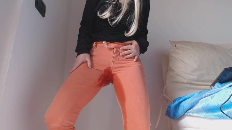 RavenBigAss: Pee in orange jeans