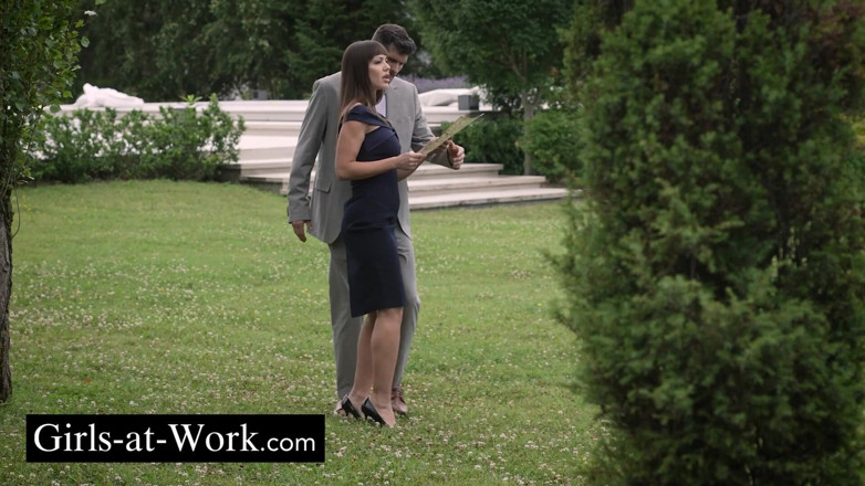 Girls At Work: Frecher Umweg im park