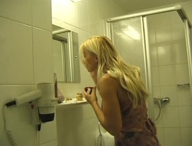 Flash Model Amateurs: Milf en medias muestra su cuerpo caliente en el casting