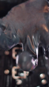 Asmr-video in latex: grote rubberen handschoenen (Arya Grander) SFW-video met heet klinkend