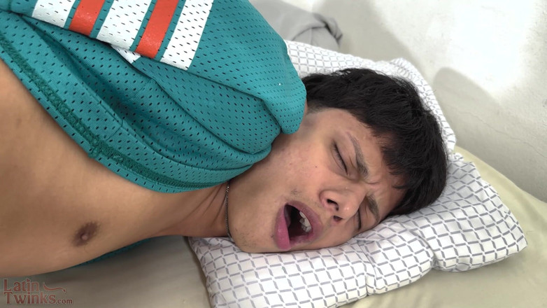 Latin Twinks: Carlitoxxx laat de camera een show zien, verkent zijn lichaam...