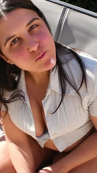 Bule mari bubblegum în aer liber purtând pantaloni sexy - Bunny Looner